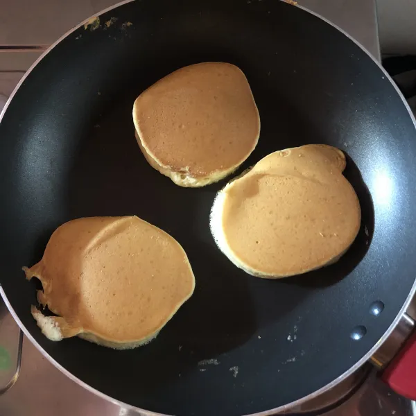 Masak pancake dengan api sedang cenderung kecil,