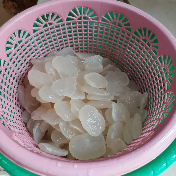 Cuci bersih kolang-kaling lalu tiriskan.