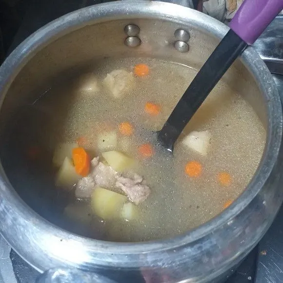 Masak hingga matang dan bumbu meresap sempurna. Koreksi rasa. Angkat dan siap disajikan di piring saji.