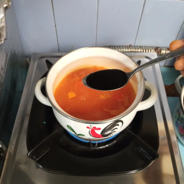 Tambahkan garam dan kecap manis, koreksi rasa. Setelah itu, tata tahu yang sudah digoreng ke dalam piring saji, kemudian siram dengan kuahnya. Siap disajikan.