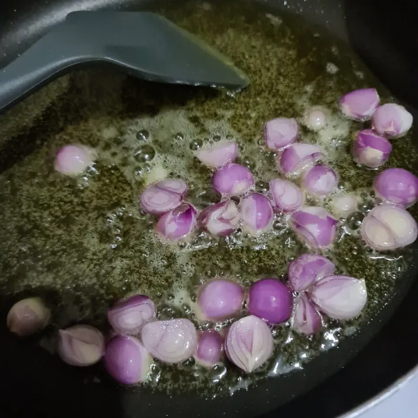 Tuang minyak goreng, lalu goreng bawang merah hingga layu dan sisihkan.