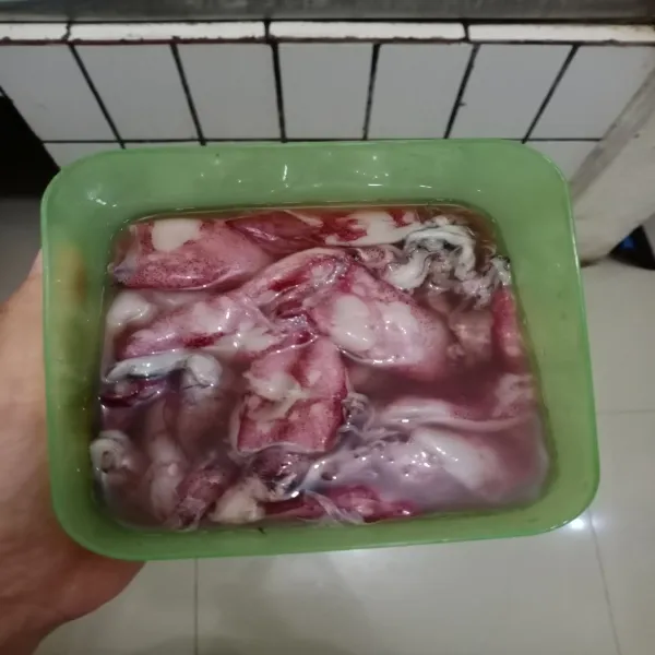Cuci bersih cumi, lalu potong dan beri perasan jeruk nipis. Sisihkan.