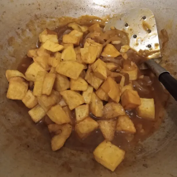 Masukkan kentang yang sudah digoreng, aduk merata dan koreksi rasa. Jika sudah pas, angkat dan sajikan di atas piring saji lalu taburi biji wijen sangrai.