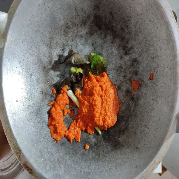 Masukkan bumbu halus yang sudah di blender ke dalam wajan, beserta dajn salam, serai, daun jeruk serta asam kandis.