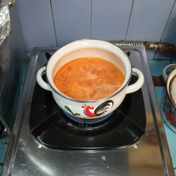 Masukkan bumbu halus.