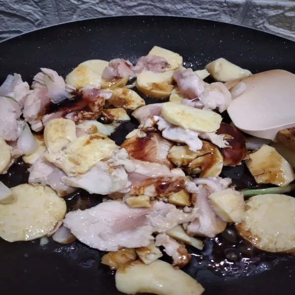 Masukkan ayam, tambahkan saus teriyaki, kecap asin dan saus tiram, tumis hingga ayam matang.