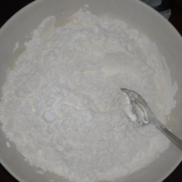 Siapkan wadah, masukkan tepung terigu, tepung tapioka, garam, dan vanili bubuk aduk rata.