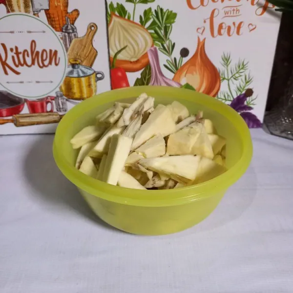 Masukkan sukun kukus ke dalam mangkok.