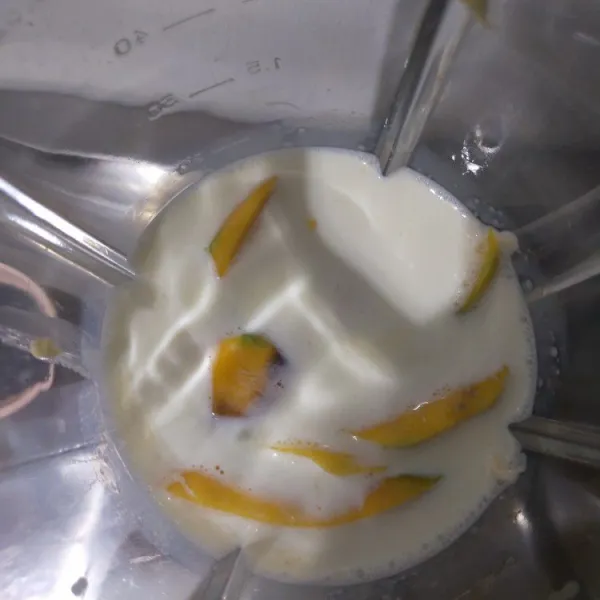 Untuk membuat kuah, haluskan mangga, cheese spread, susu cair dan kental manis hingga lembut.