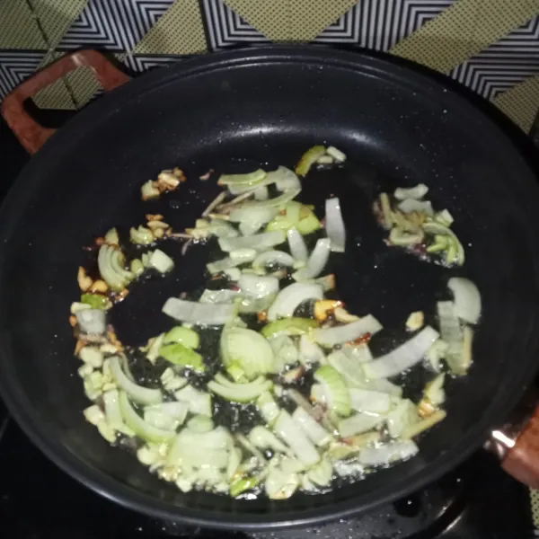 Tumis bawang bombay, bawang putih dan jahe hingga harum.