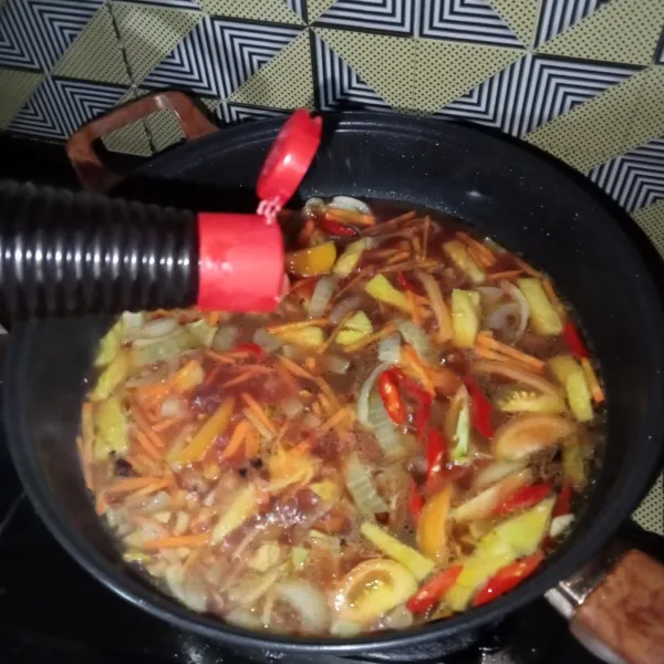 Masukkan air, saus tiram, saos tomat, kecap manis, garam, lada bubuk, gula pasir dan kaldu jamur.