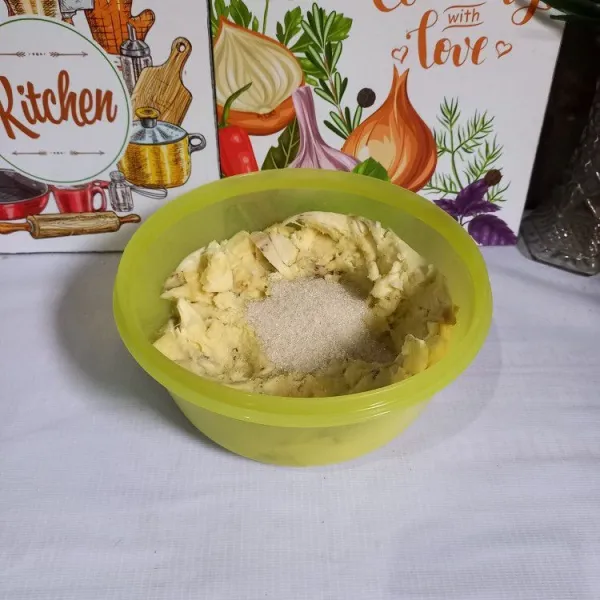 Tumbuk sukun ketika masih panas sampai setengah halus. Kemudian masukkan margarin, gula, garam dan vanili.