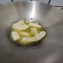 Goreng pisang hingga kuning keemasan. Angkat dan tiriskan.