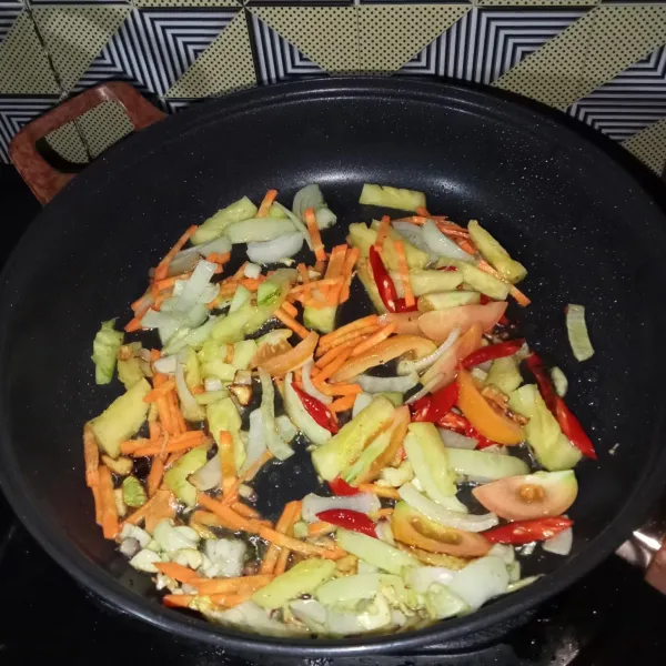 Masukkan nanas, wortel, tomat dan cabai, tumis hingga layu.
