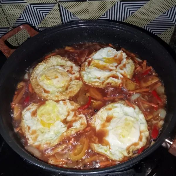 Setelah mendidih, masukkan telur ceplok, bolak-balik perlahan hingga meresap.