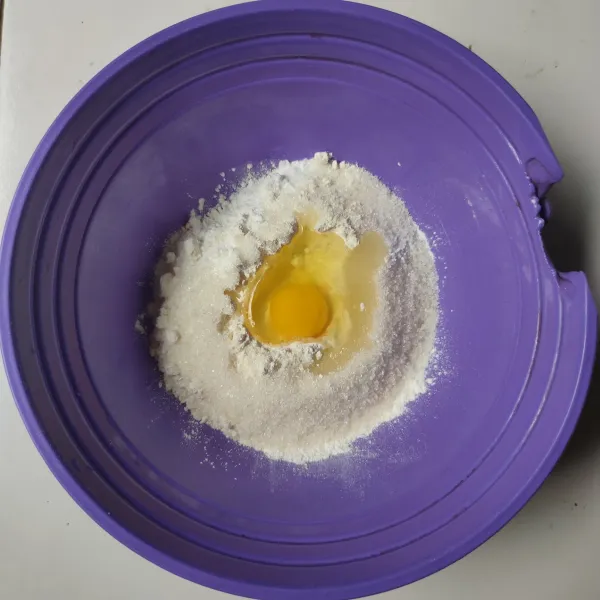 Campurkan tepung beras, tepung terigu, gula pasir, telur, baking powder, soda kue, dan garam, lalu aduk rata.