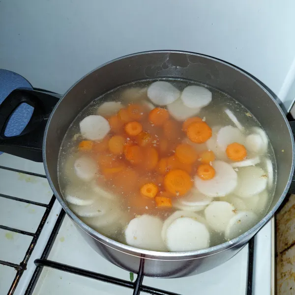 Setelah lobak agak lunak, masukkan wortel.