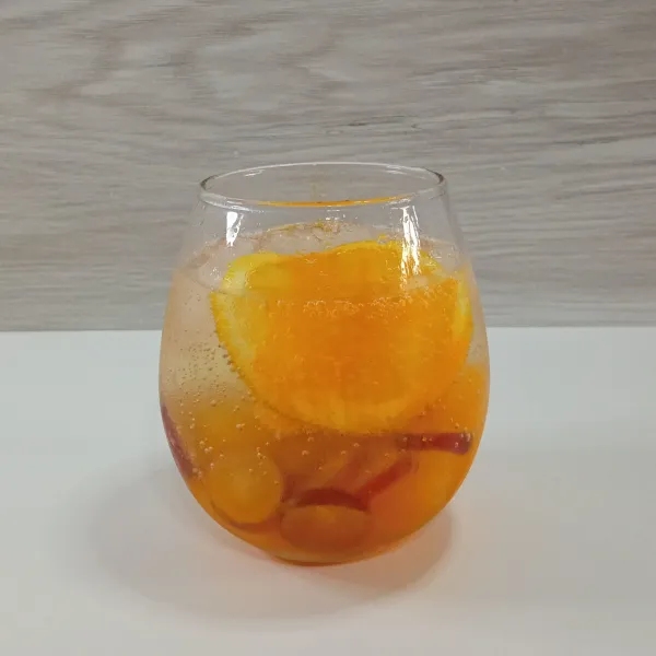 Tuangkan orange syrup secukupnya.