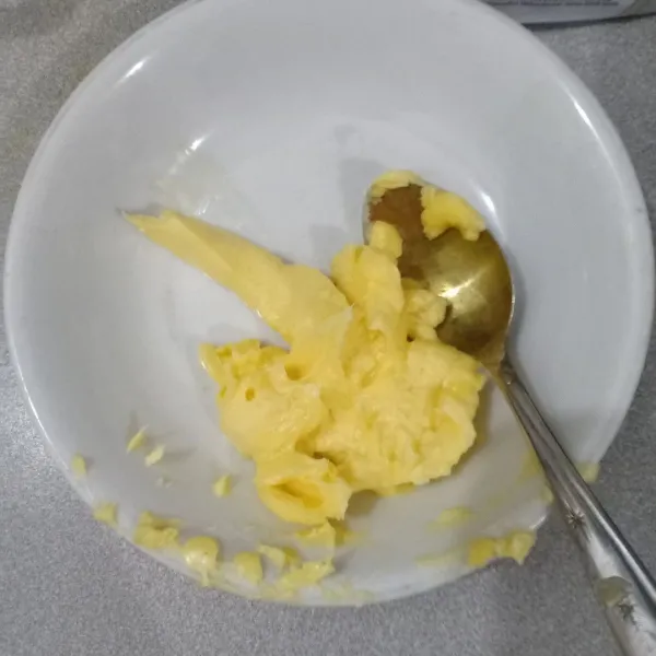 Tuang butter dalam wadah.