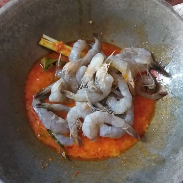 Setelah itu masukan udang, aduk rata.