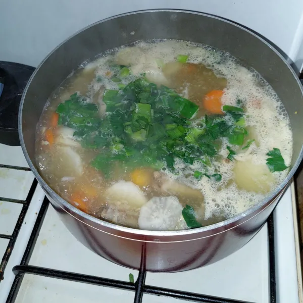 Sesaat sebelum dimatikan api, tambahkan daun bawang dan seledri. Sajikan.