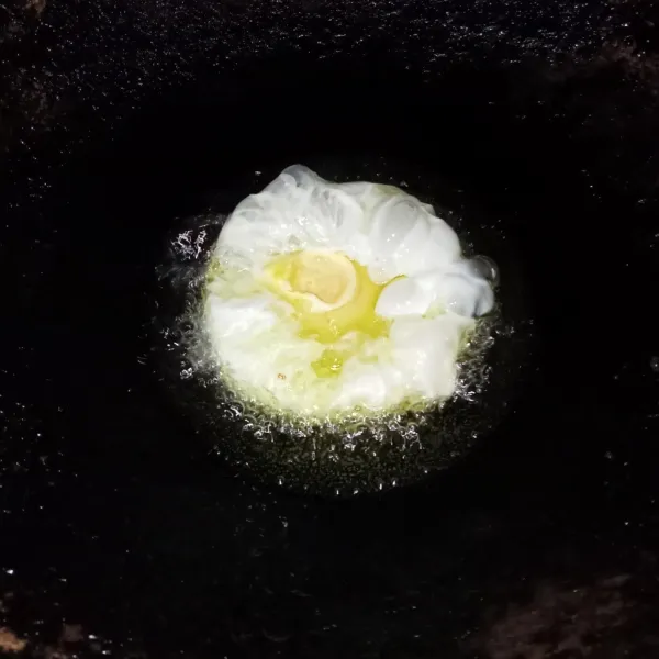 Ceplok telur hingga matang, angkat dan tiriskan.