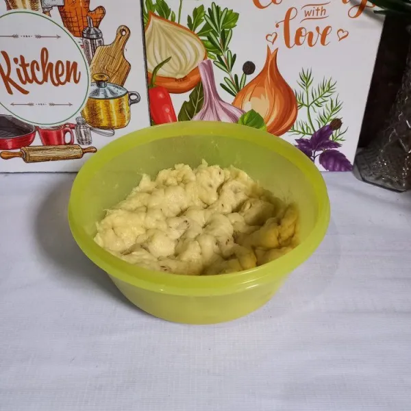 Tumbuk lagi sampai semua bahan tercampur rata, kemudian cetak sesuai selera, sajikan.