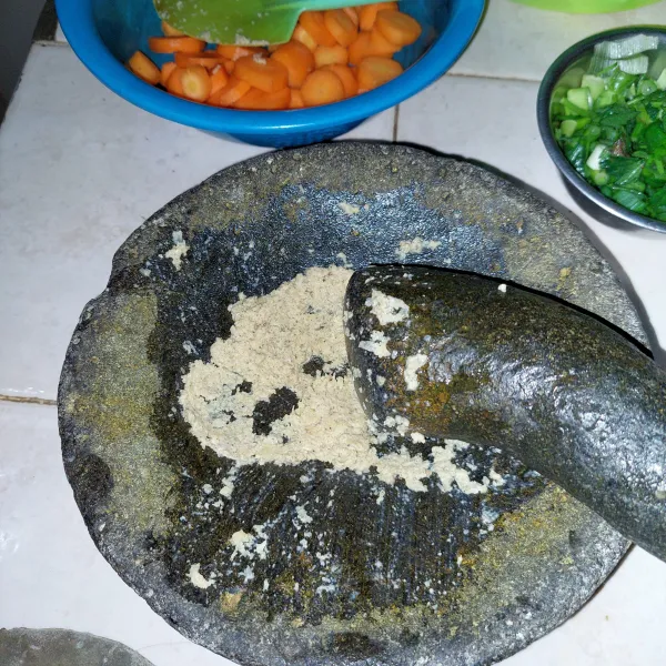 Siapkan bumbu halus.
