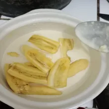Potong / belah pisang sesuai selera. Masukkan dalam adonan tepung sampai semua permukaan pisang terbalur adonan.