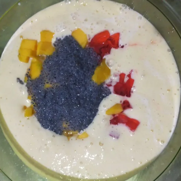 Masukan potongan mangga, potongan nutrijell dan selasih, aduk rata. Simpan di dalam kulkas hingga dingin.