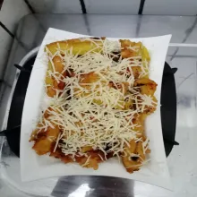 Tata di piring saji. Beri taburan keju parut di atasnya.