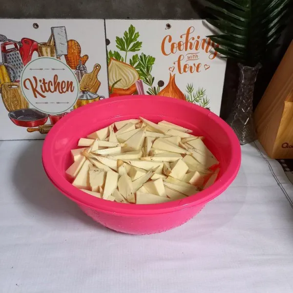 Kupas, potong dan cuci sukun.