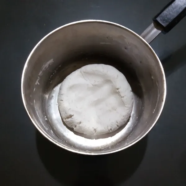 Masukkan sisa tepung (60 gr) aduk rata, tambahkan air hingga adonan kalis (sekitar 5 sdm).