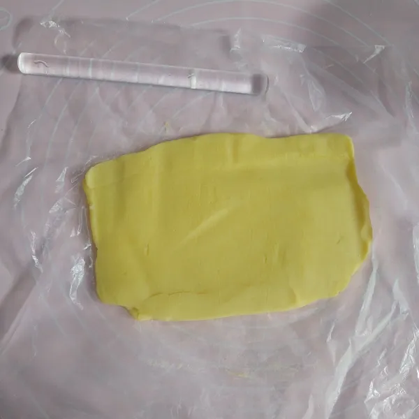 Pipihkan korsvet dengan ketebalan kurang lebih 1cm. Kemudian masukkan ke dalam kulkas kurang lebih selama 15 menit.