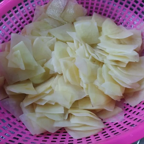 Kupas kentang cuci bersih kemudian iris tipis, bilas kembali hingga bersih.