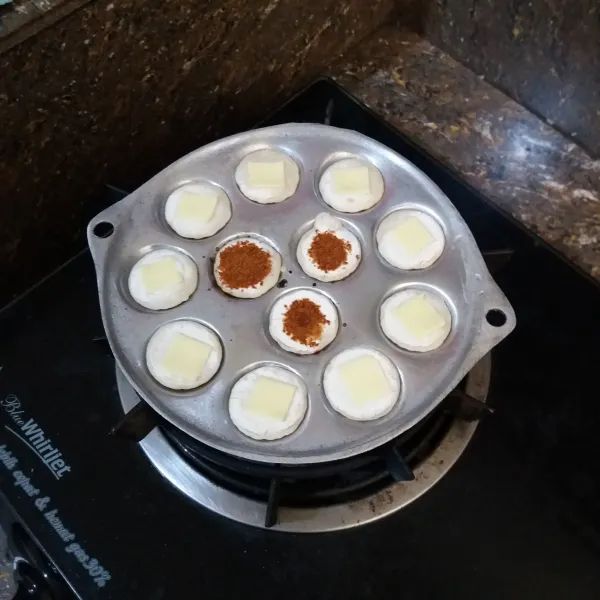 Panaskan cetakan, tuang adonan, beri 1 potong keju slice, masak hingga matang, angkat, beri larutan gula aren.
