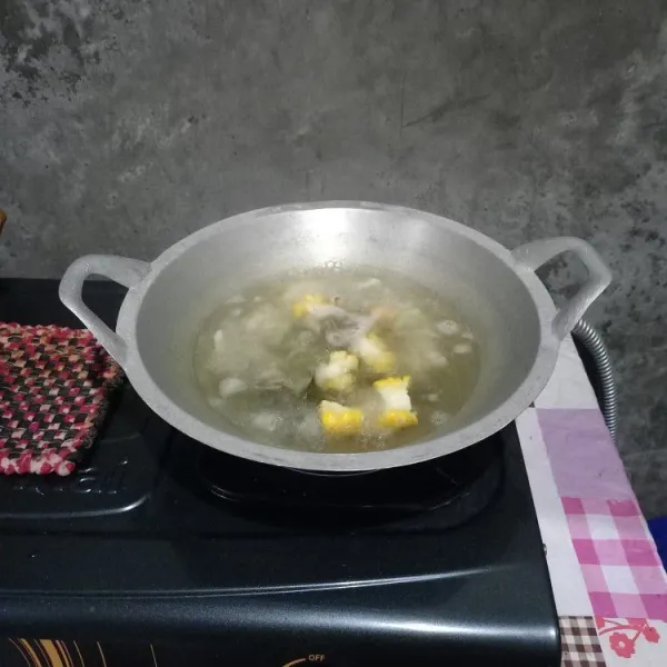 Masukkan jagung dan masak sampai matang.