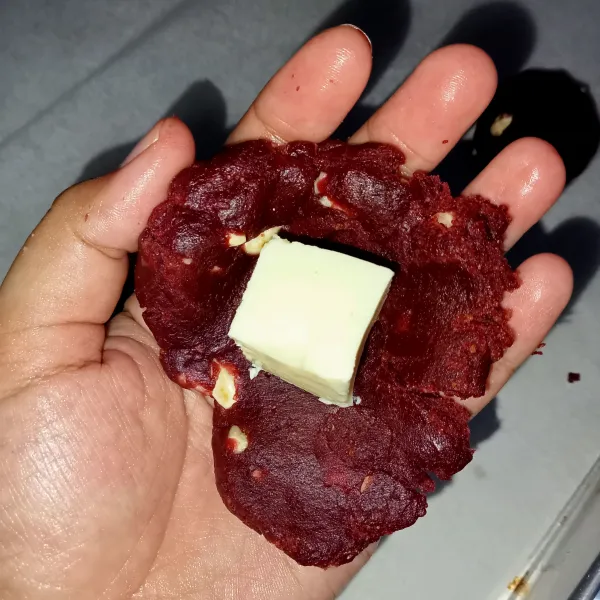 Ambil adonan, timbang masing-masing 60 gr. Kemudian beri isian keju di tengah.