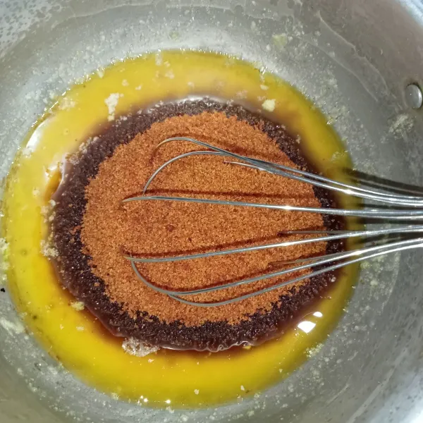 Masukkan palm sugar ke dalam butter leleh, lalu aduk menggunakan whisk hingga tercampur. Kemudian masukkan telur dan aduk rata.