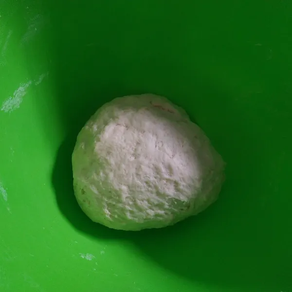 Campur tepung terigu, margarin, gula, garam dan air uleni sampai kalis.