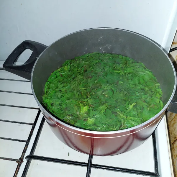 Cuci bersih daun kenikir, rebus dalam air mendidih hingga lunak.