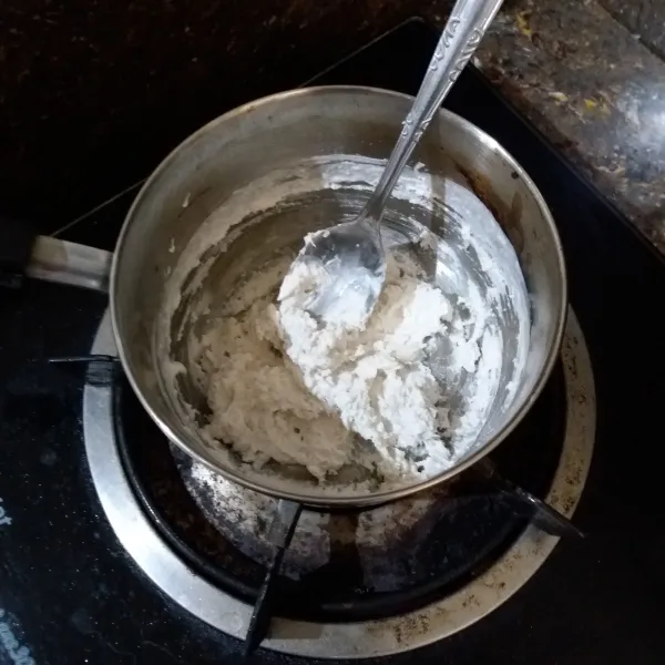 Campur 40 gr tepung beras, kelapa parut, 40 ml air, dan garam, masak hingga mengental, matikan kompor, diamkan hingga hangat.