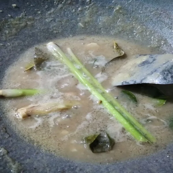 Tambahkan santan, beri gula pasir, garam, dan penyedap rasa.