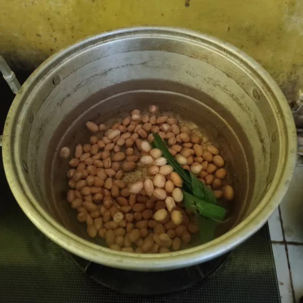 Didihkan air, masukkan kacang tanah dan daun pandan lalu masak hingga kacang empuk.