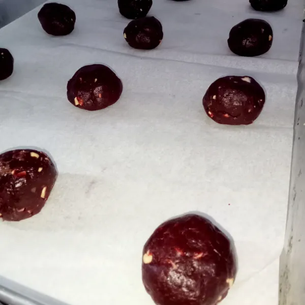 Bulatkan adonan hingga habis, kemudian panaskan oven dengan suhu 200-230'C. Masukkan loyang ke dalam oven, lalu panggang selama 30 menit.