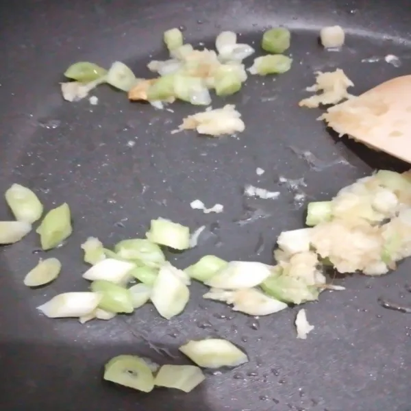 Tumis bawang putih jahe, tambahkan irisan batang putih daun bawang.
