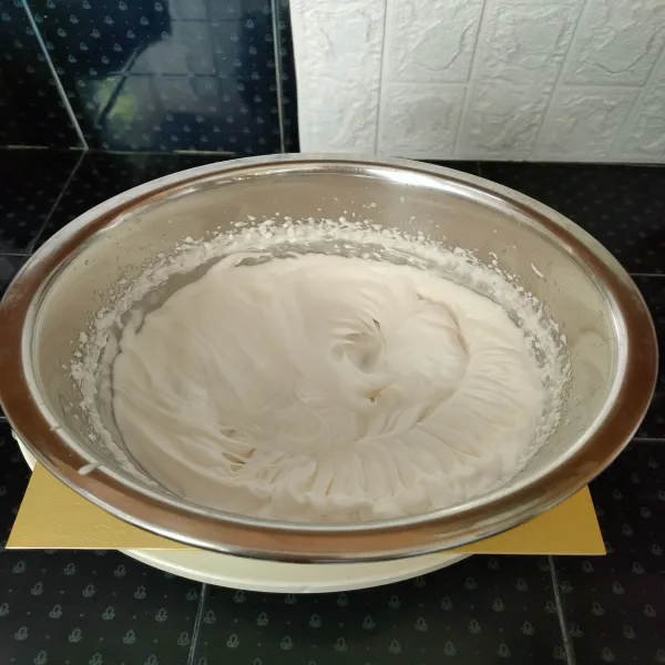 Mixer whipped cream dan air es hingga kental.