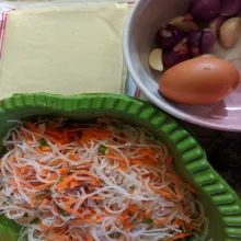 Siapkan semua bahan dan bumbu, rendam bihun jagung dengan air panas lalu tiriskan, parut wortel, dan potong daun bawang.