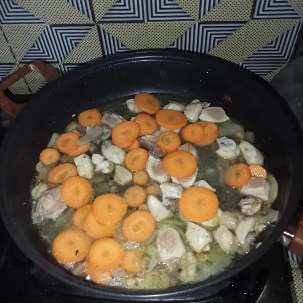 Masukkan wortel dan aduk rata, lalu tuang air secukupnya.