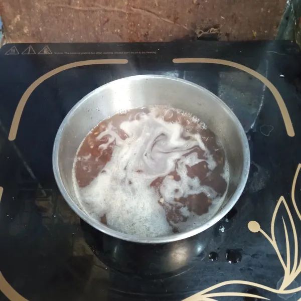Siapkan bahan cuko dalam wadah, kemudian rebus hingga tercium aromanya, setelah itu angkat, dinginkan, saring.